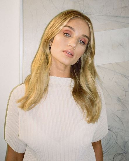 Stílustrükkök Rosie Huntington-Whiteley-től: Öt dolog, ami különlegessé teszi a ruhásszekrényed