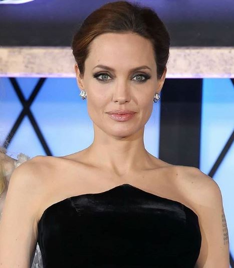 Angelina Jolie teljesen megőrült? Bizarr rituálékat használ a Brad Pitt elleni harcban