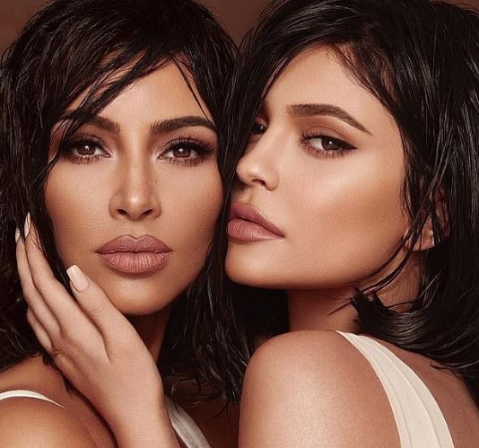 Összebalhézott a Kardashian család: Régi kép miatt ugrottak egymásnak