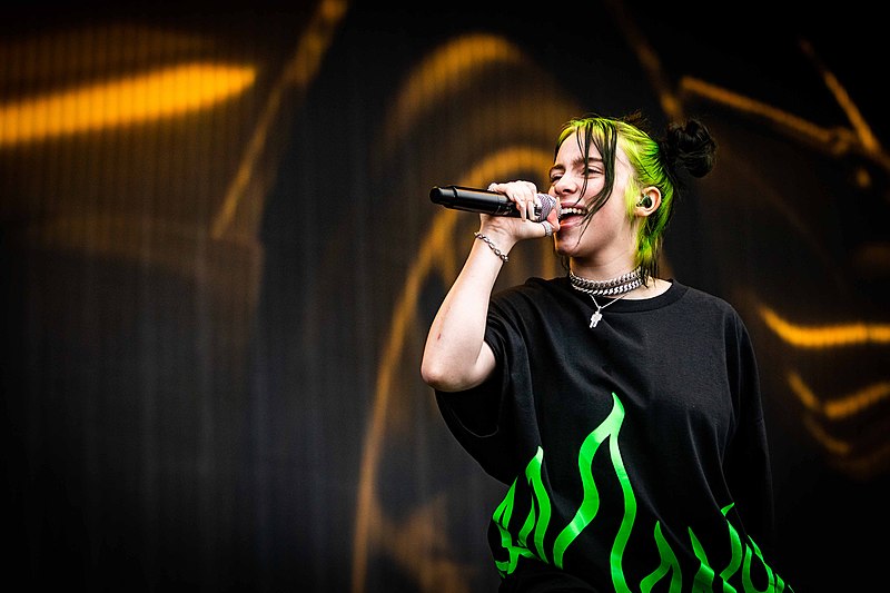 Mindenki Billie Eilish cipőjéről vitázik, lehetetlen eldönteni kinek van igaza