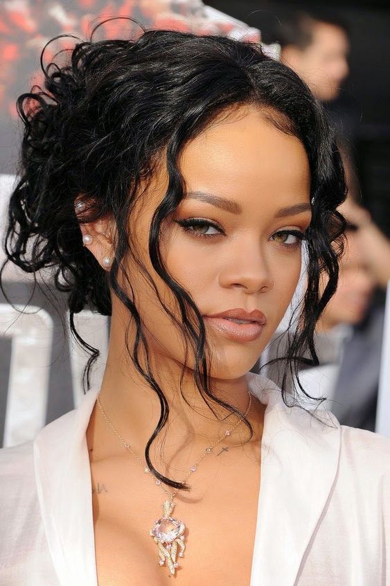 Rihanna ismét divatot teremtett: Ezt a cipőt akarja most mindenki