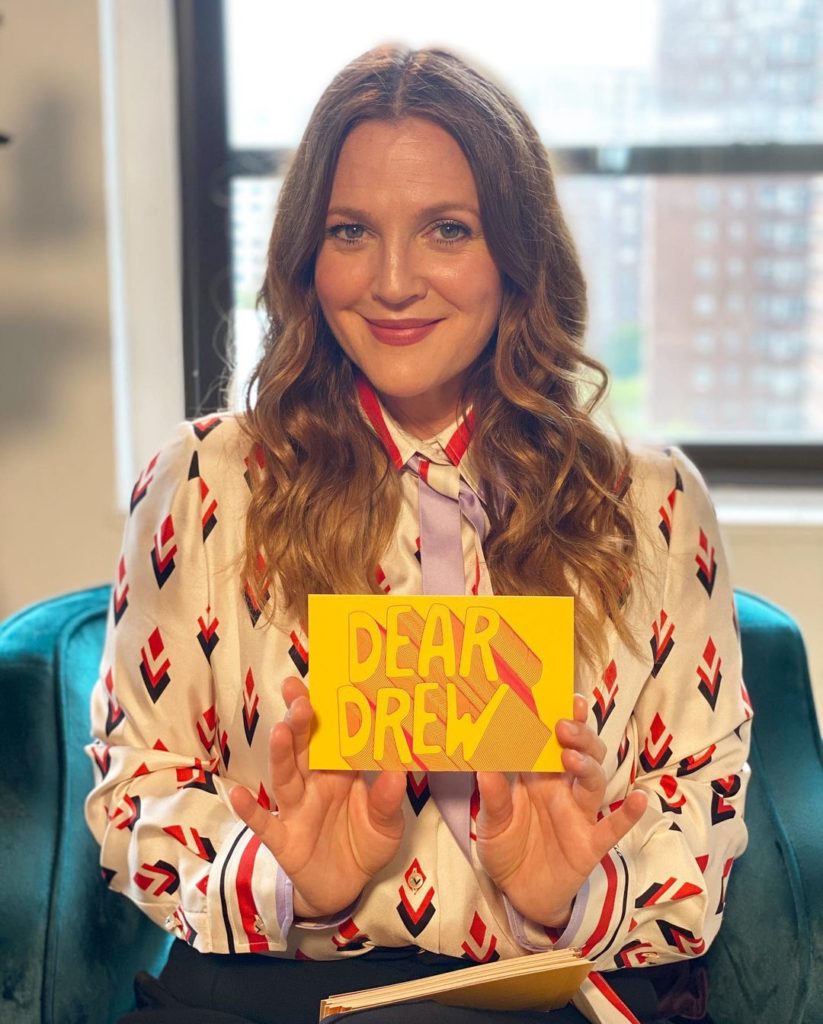 Drew Barrymore nem fér bele a szoknyájába, de viccesen kezeli