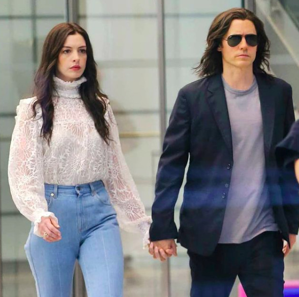 Kézen fogva New Yorkban: Mi történik Anna Hathaway és Jared Leto között?